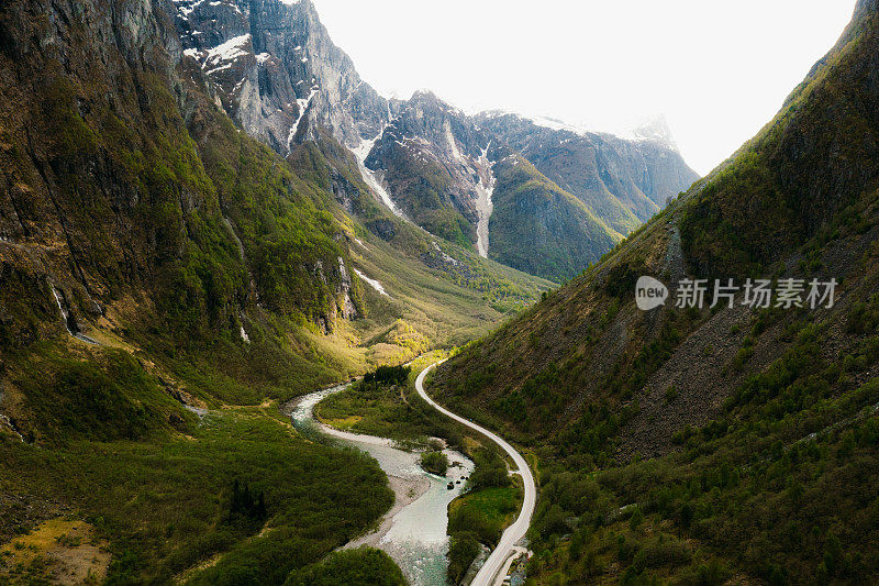 鸟瞰在挪威田园诗般的山谷道路上的汽车