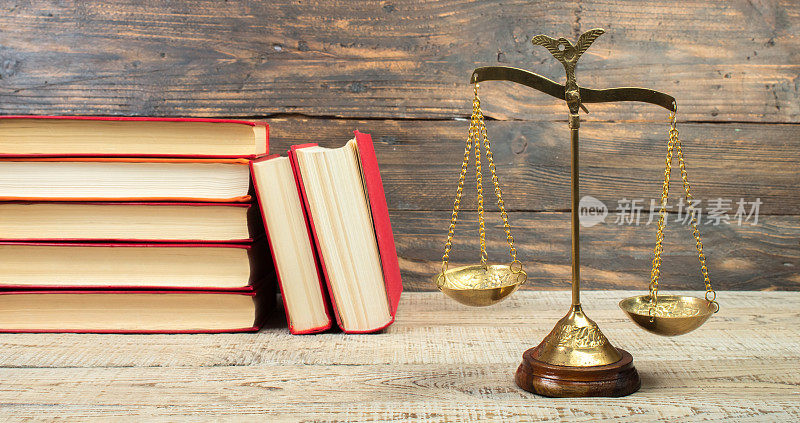 法律概念-打开法律书，法官的小木槌，法庭或执法办公室桌子上的天平。