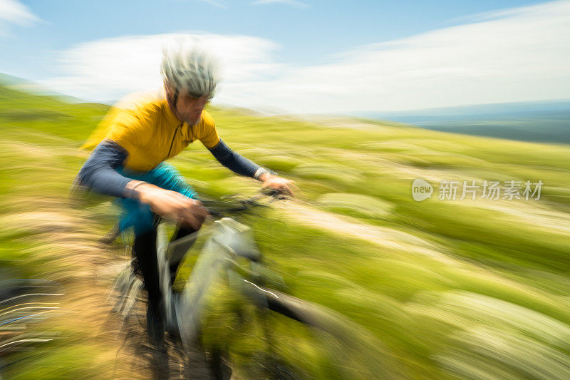 骑电动山地车的男子动作模糊