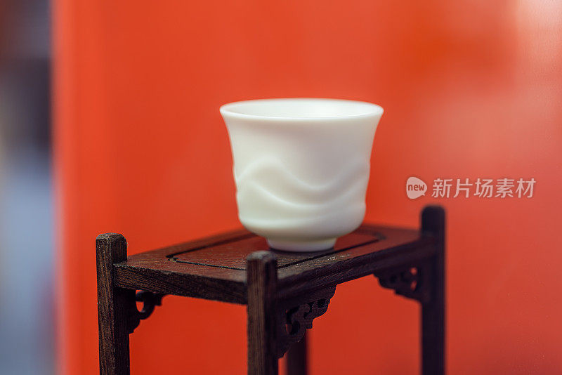 餐桌上的瓷器:茶杯