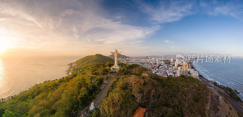 鸟瞰越南凤头市，俯瞰这座宁静美丽的海滨城市，站在凤头市Nho山上的基督雕像后面。