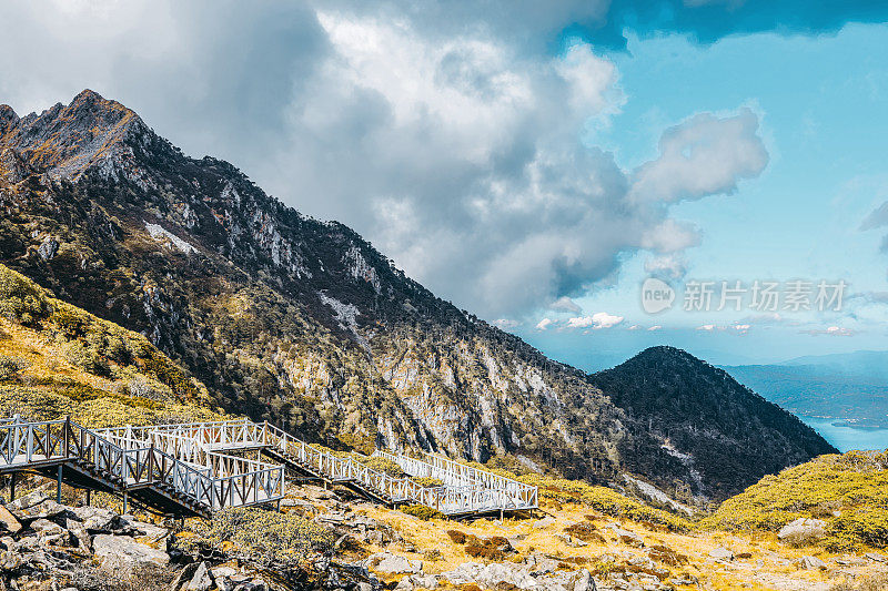 中国云南省大理市苍山喜马拉雅索道上苍山洱海的冬季景色