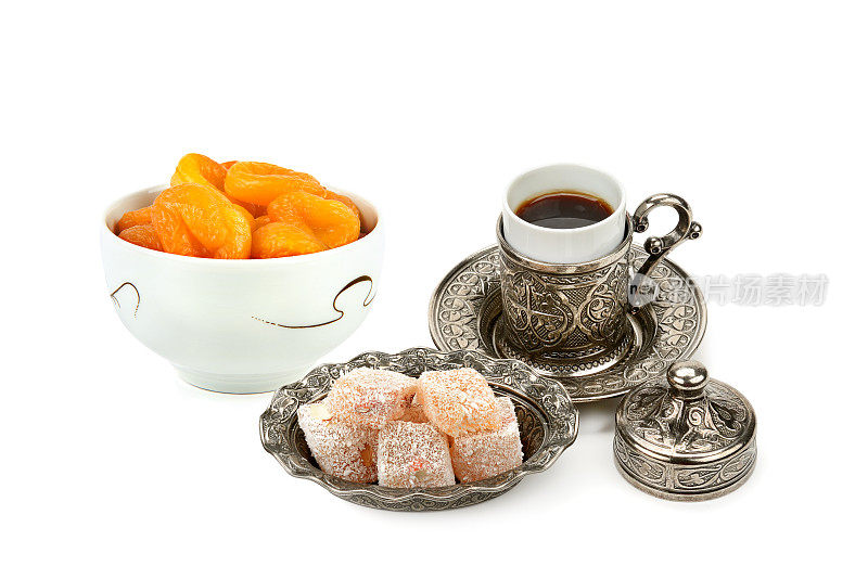 咖啡，土耳其软糖和杏干，隔离在白色。拼贴画。