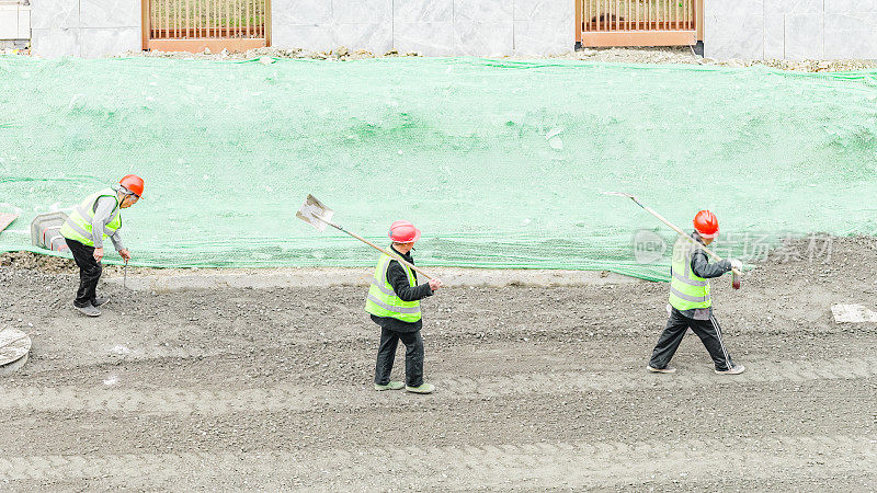 做道路勘测的中年男性工人