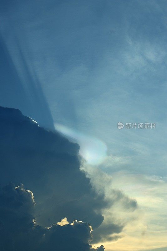 在印度尼西亚苏拉威西岛东南部的天空中，下午出现彩虹云或云彩虹或虹彩的现象