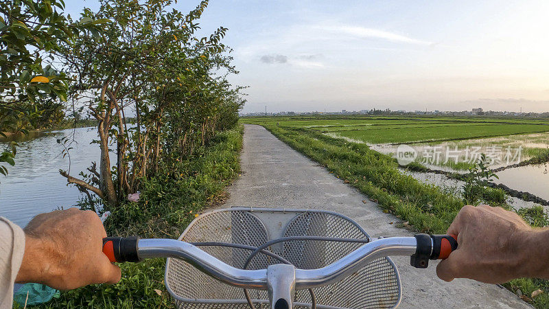 骑自行车穿过稻田的个人视角