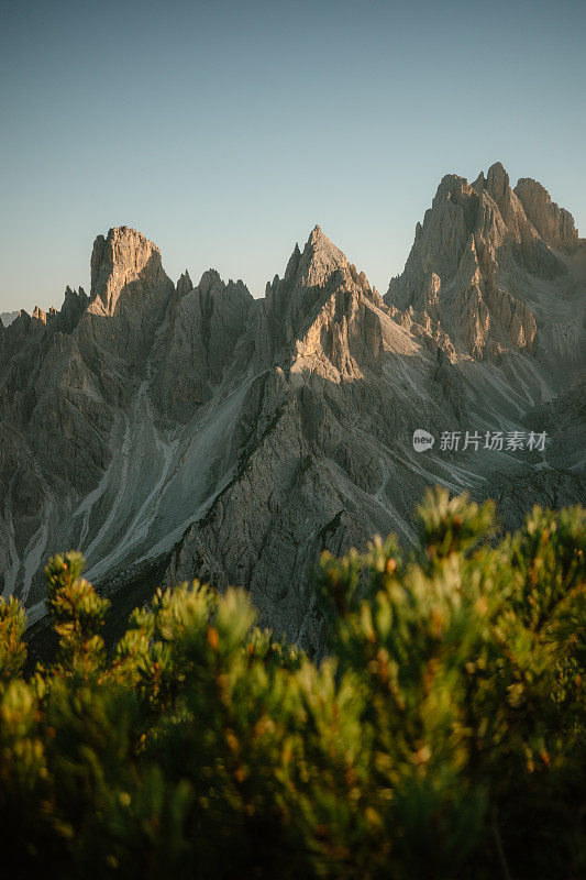 在云海之上的天空中，山峰高高的悬崖的宁静景色。特伦蒂诺山谷绝佳的旅游景点