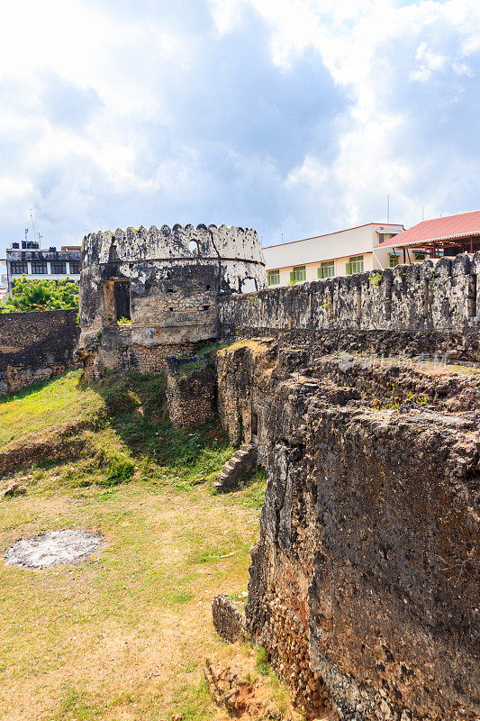 古堡，也被称为阿拉伯堡，是位于坦桑尼亚桑给巴尔石头城的一个防御工事