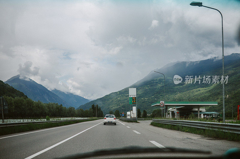 开车穿过意大利的斯特尔维奥山口