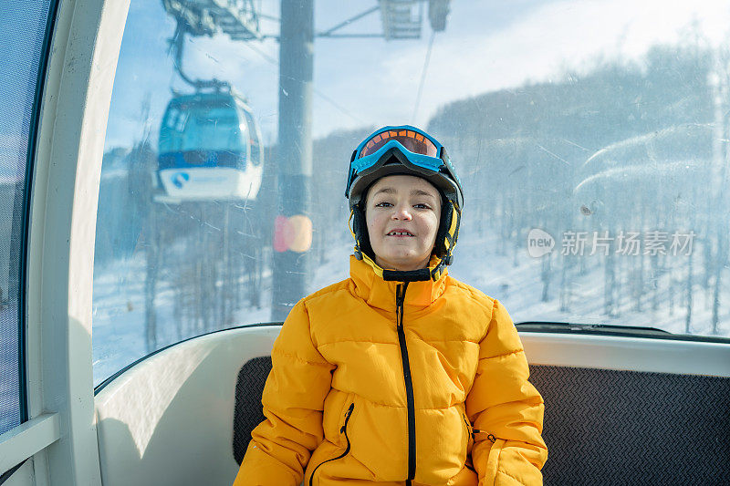 十几岁的男孩正在享受缆车滑雪之旅