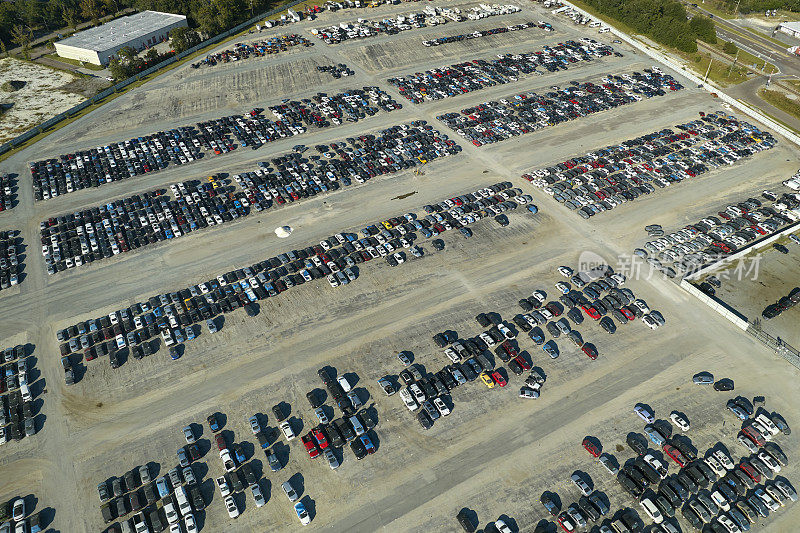 二手损坏汽车拍卖转售公司大停车场准备转售服务。销售的二手汽车进行改装或者抢救的所有权