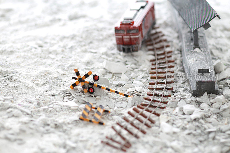 因灾难而倒塌的铁路的立体模型