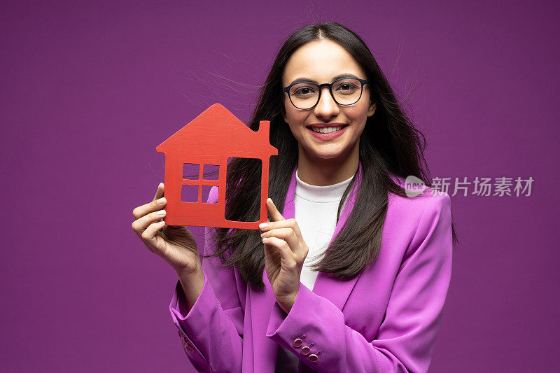 她的肖像她漂亮漂亮的衣服迷人可爱的豪华漂亮的内容开朗的女孩孤立的紫色背景股票照片