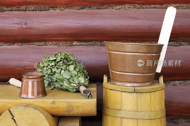 桑拿房里的黄色木凳上放着铜缸、长柄勺、干桦木扫帚。