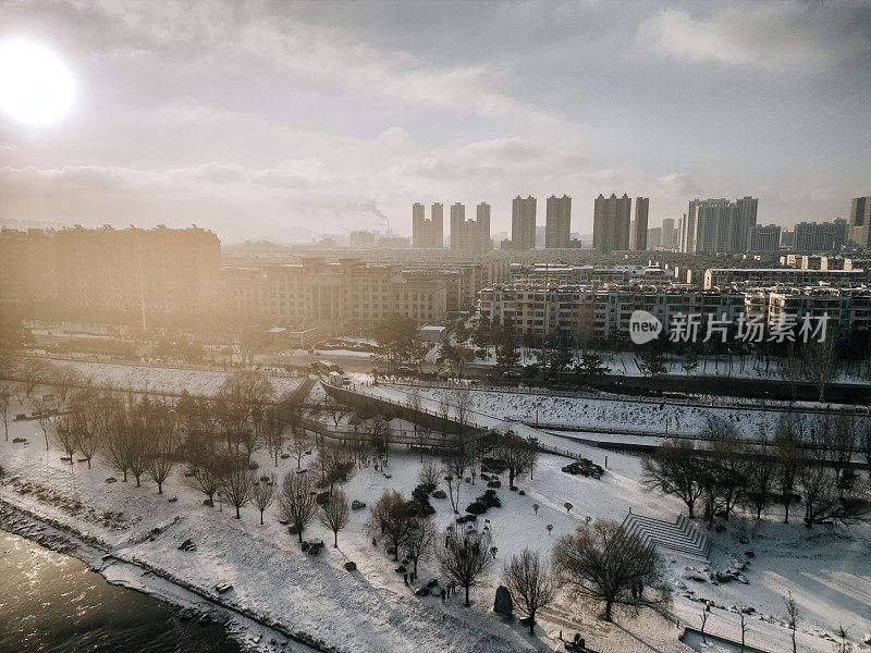 无人机视角下的吉林河畔，清晨日出的吉林城景