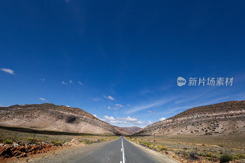 南非克莱恩卡鲁的公路之旅，蓝天下