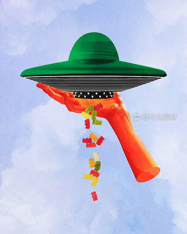 当代艺术。拼贴画。手握绿色，帽子像UFO分配的小熊软糖阵列对多云的天空，纹理背景