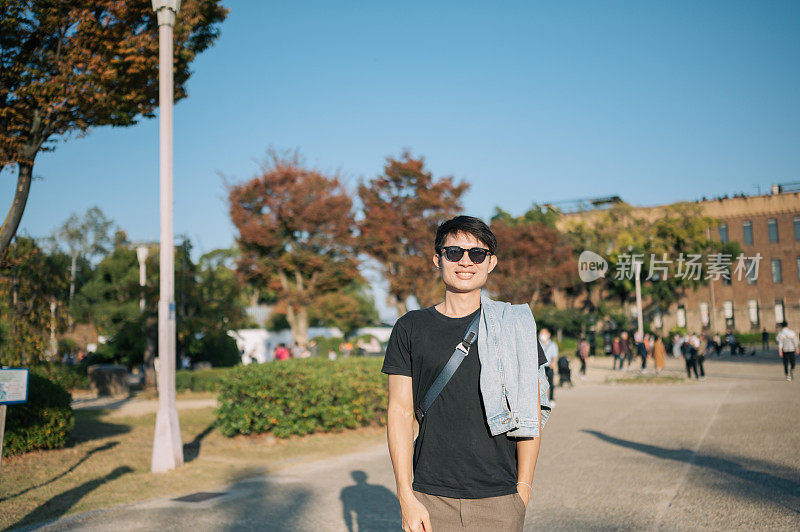 11月，亚洲Z世代男性独自一人在日本大阪旅行