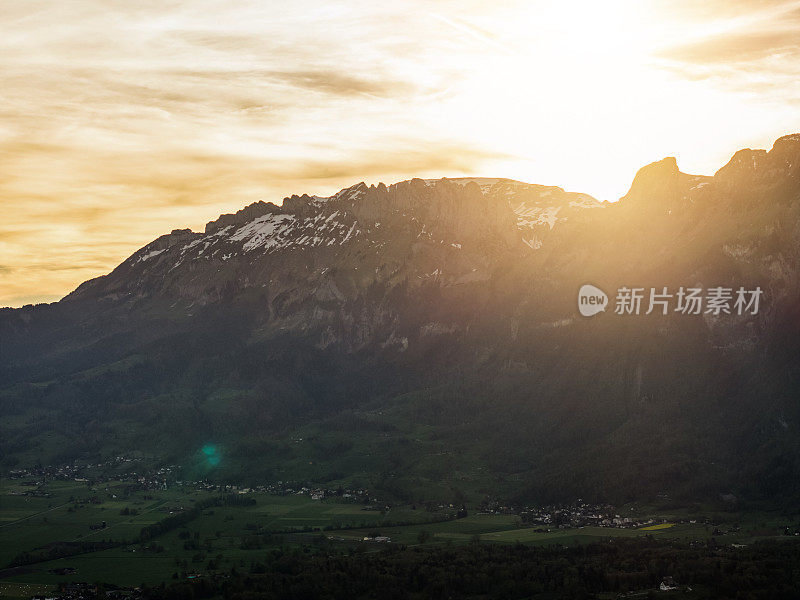 瑞士阿尔卑斯山鸟瞰图。圣加仑州。