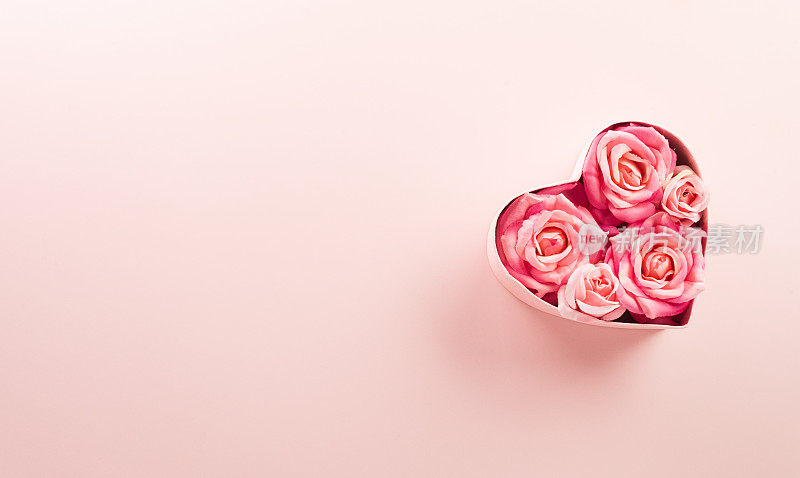 快乐的母亲节和爱的装饰背景概念由心和玫瑰在柔和的粉红色背景。