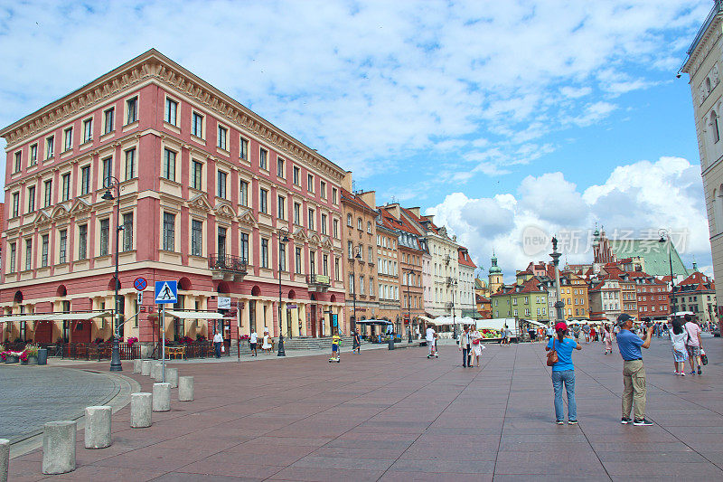 游客们穿梭于老华沙。人们在老华沙市中心休息