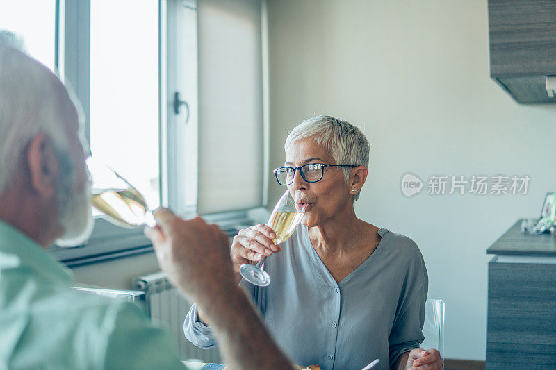 成熟夫妇喝酒