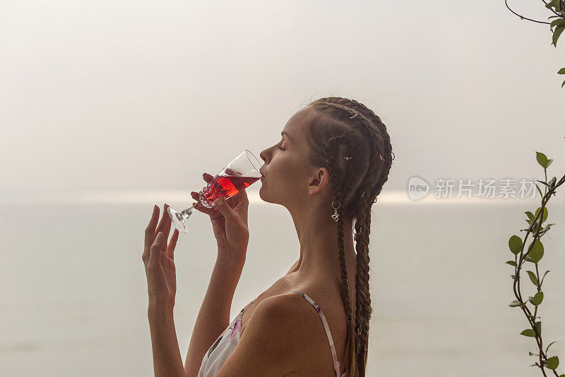 年轻的俄罗斯女人在土耳其伊斯坦布尔的海边喝香槟