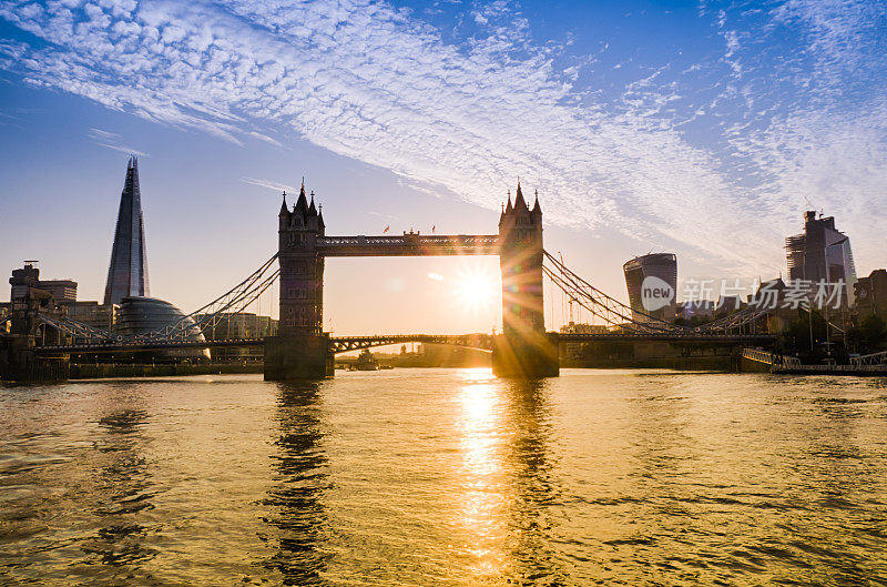 夕阳下的伦敦塔桥，英国