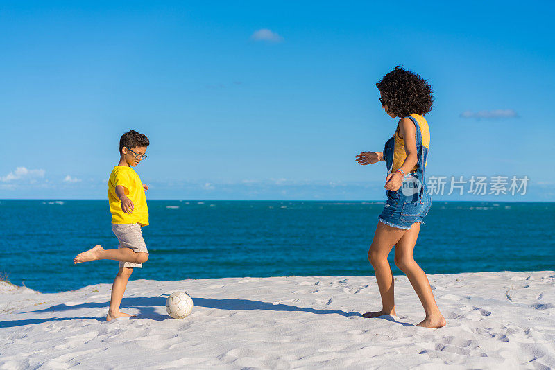 孩子们在海滩上踢足球