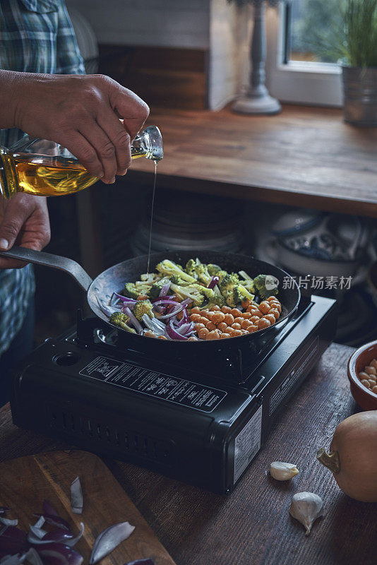 为素食南瓜披萨准备配料