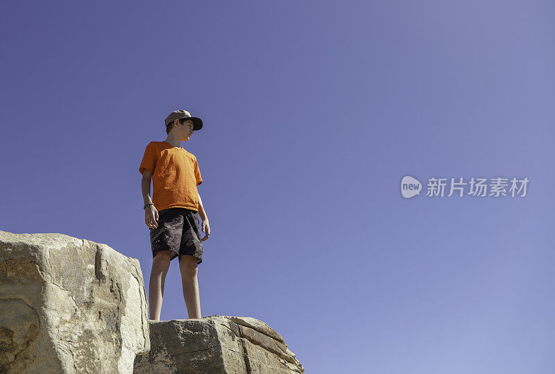 男孩在岩石上看风景