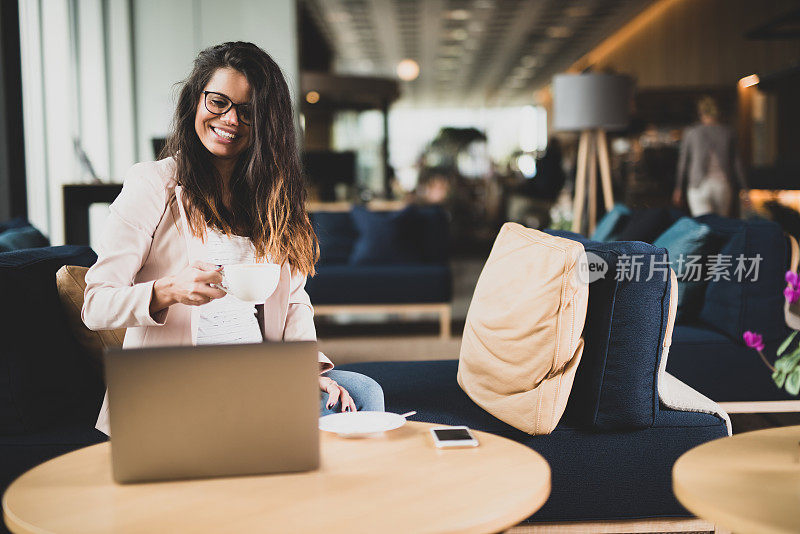 怀孕的巴西女商人正在通过Skype开会。