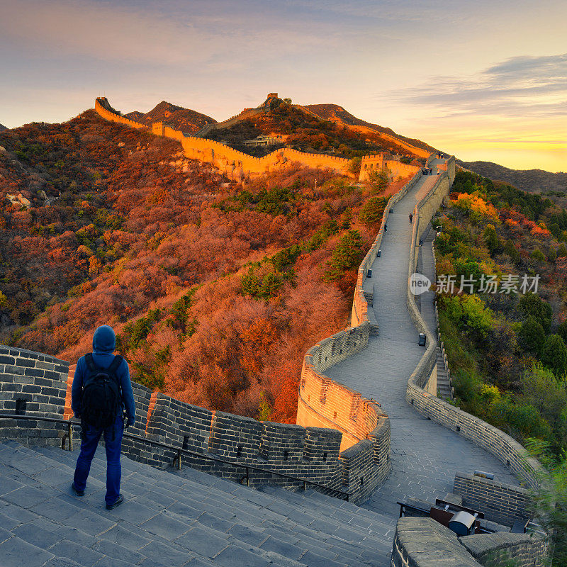 年轻的徒步旅行者在长城，中国北京