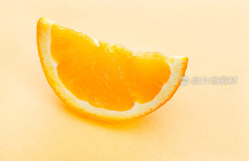 黄色背景上的橙色切片