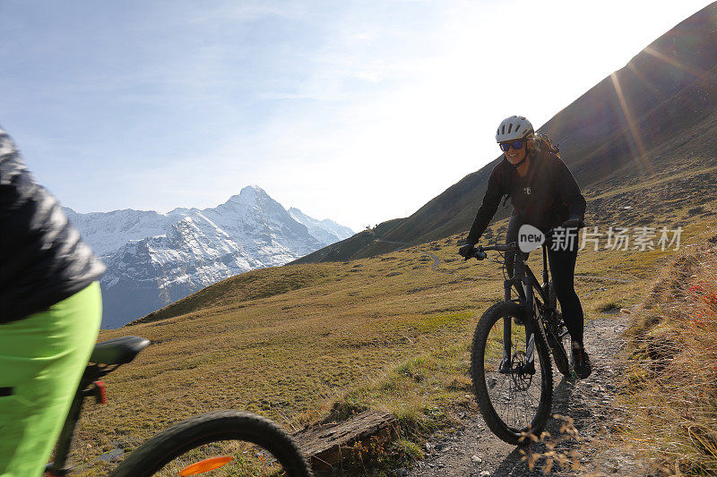 女山地自行车手在阿尔卑斯山的小路上骑行
