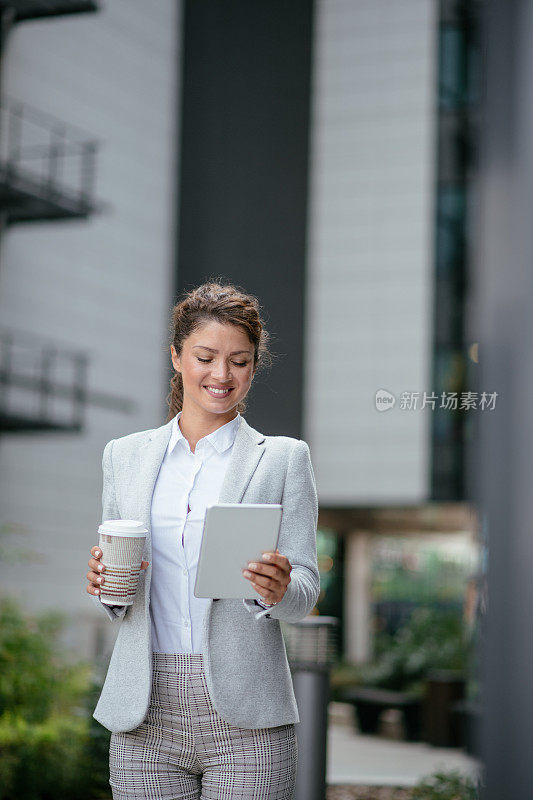 年轻的女商人正在休息