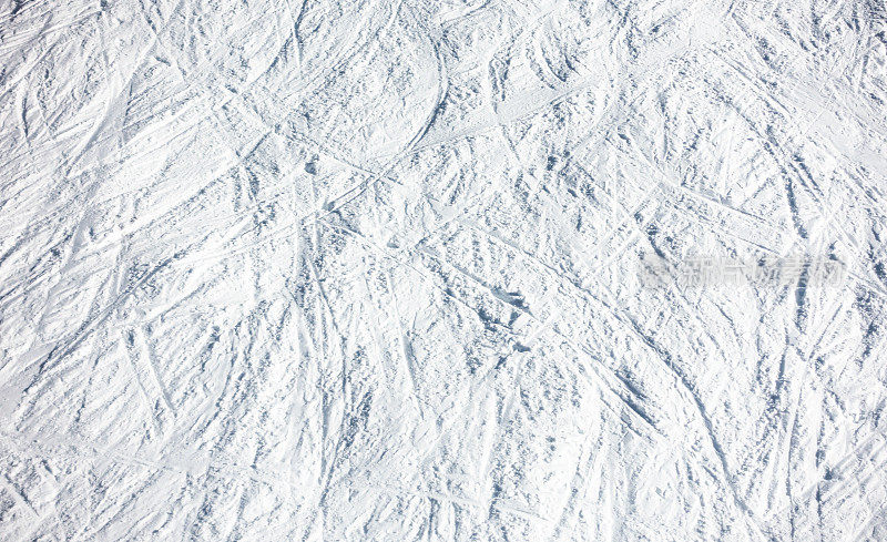 雪道上的滑雪道