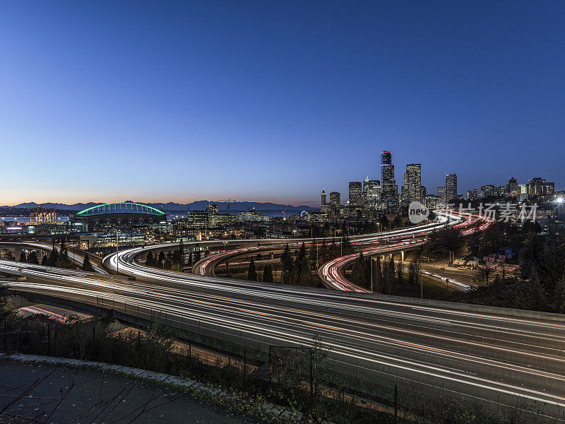 5号州际公路和西雅图市中心天际线的高架景观