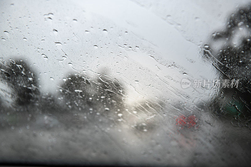 雨天有街景的汽车挡风玻璃