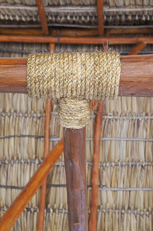 热带小屋，草屋顶与竹屋顶支撑，绳系