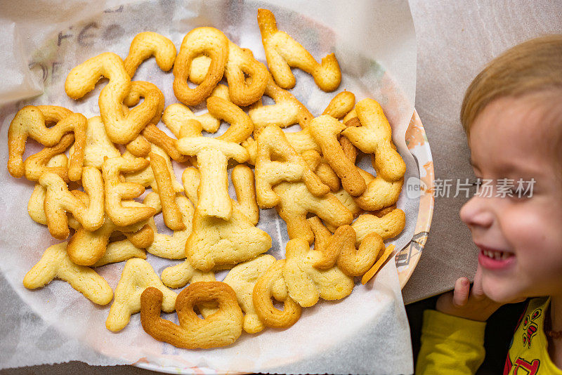 男孩和圣诞饼干