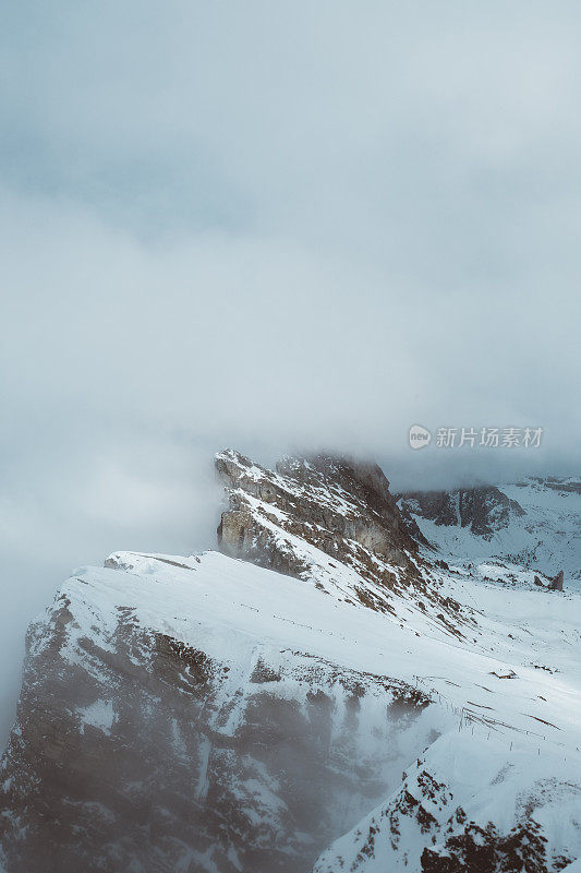 在白云石阿尔卑斯山脉的雾塞达山冬季风景