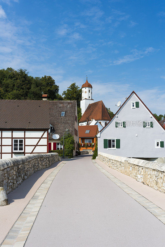 德国巴伐利亚州多瑙-莱斯区哈堡(斯瓦比亚)河Wörnitz附近的村庄房屋