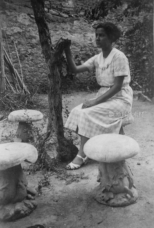 1930年代。佛罗伦萨托斯卡纳意大利年轻女子肖像在家草地上