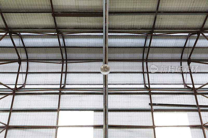 低角度的旧工厂天花板，背景与复制空间