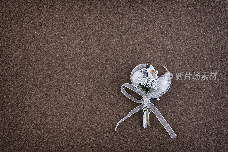 小花。扣孔花是新郎手工制作的婚礼花饰