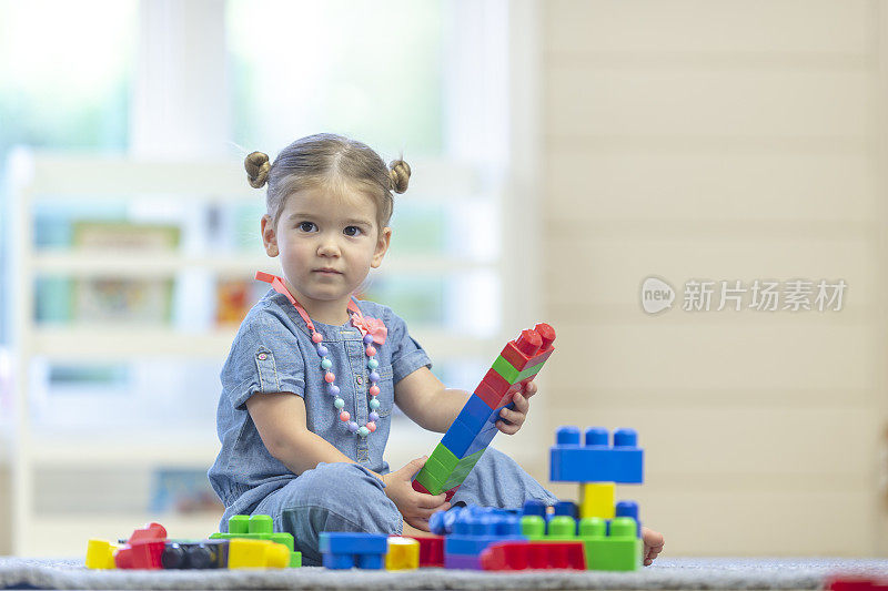 女孩在幼儿园