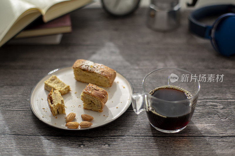 休息时间:零食、书籍和耳机