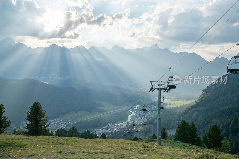 美丽的山区风景在瑞士阿尔卑斯山在格劳宾登广东