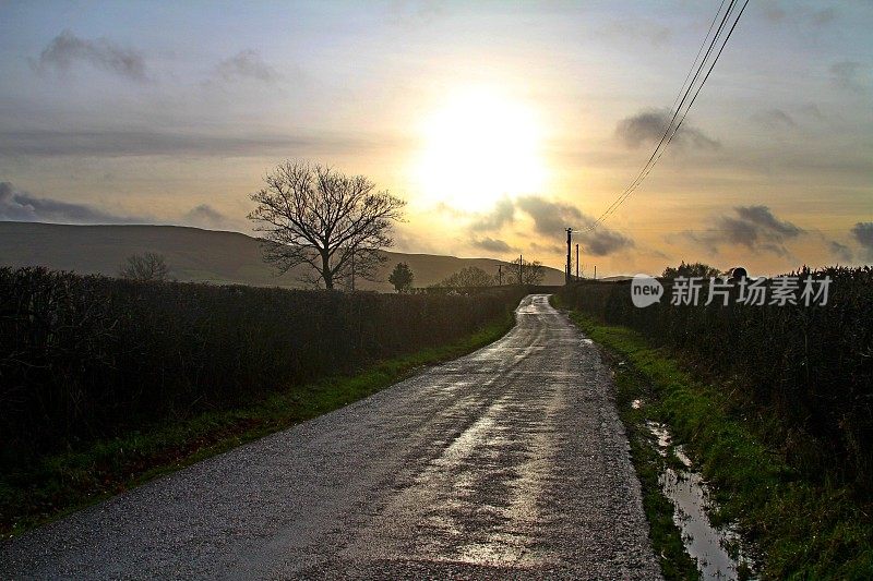 日落时分宁静的乡间小路